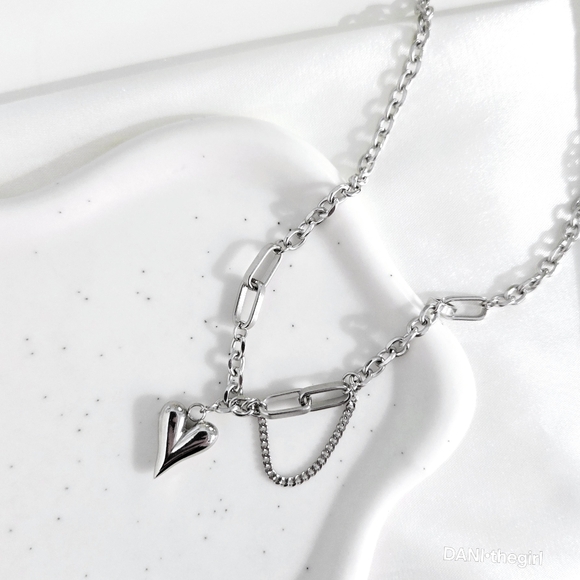 NEW 18K White Gold Plated Silver Tone Asymmetric Chain Link Heart Charm Necklace - Picture 6 of 8